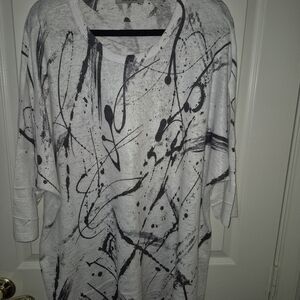 Jess And Jane Abstract Black and White Graphic Top 3x